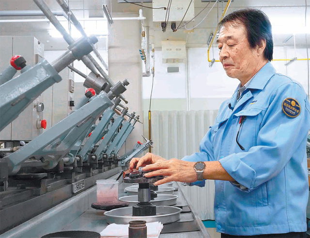 올림푸스 나가노 공장에서 42년간 일해온 하라 가즈이치 씨가 렌즈를 다듬는 연마 작업을 하고 있다. 그는 일왕으로부터 ‘고도기능인정자’ 지위를 받은 이 분야 최고 장인이다. 올림푸스 제공