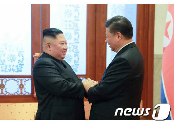 김정은 위원장과 시진핑 중국 국가주석이 8일 중국 인민대회당에서 인사를 나누는 모습. (노동신문)