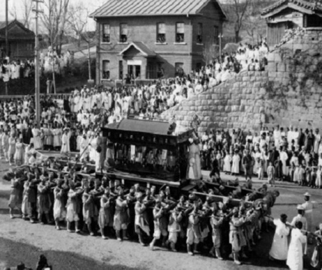 고종의 인산일이었던 1919년 3월 3일 흥인지문 옆을 지나가는 견여(肩轝) 행렬. 서울역사박물관 제공