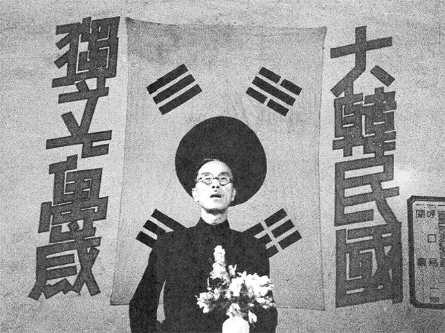 1943년 중국 충칭에서 열린 재중자유한인대회에서 총주석 자격으로 연설하는 만오 홍진 선생의 모습. 한시준 단국대 교수 제공
