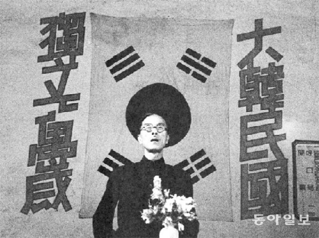 1943년 중국 충칭에서 열린 재중자유한인대회에서 총주석 자격으로 연설하는 만오 홍진 선생의 모습. 한시준 단국대 교수 제공