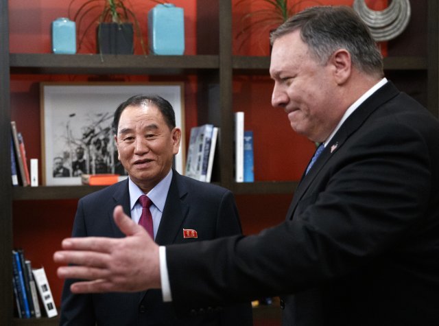 마이크 폼페이오 미국 국무장관(오른쪽)과 김영철 북한 노동당 부위원장이 18일(현지 시간) 북미 고위급 회담에 앞서 대화를 나누고 있다. 워싱턴=AP뉴시스