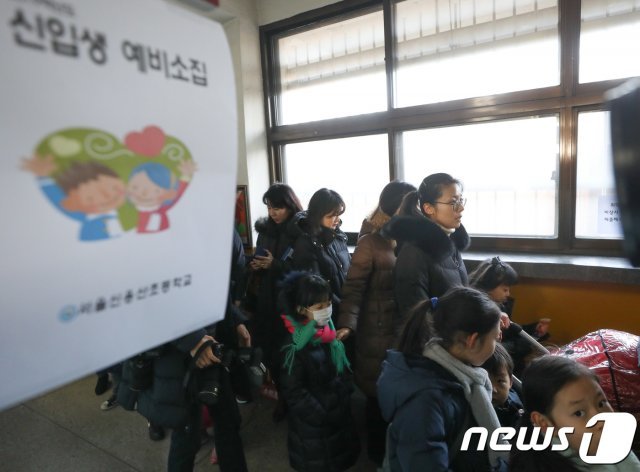 예비 초등학생들이 8일 오후 서울 용산구 신용산초등학교에서 열린 예비소집에서 학교 안을 둘러보고 있다. 2019.1.8/뉴스1 © News1