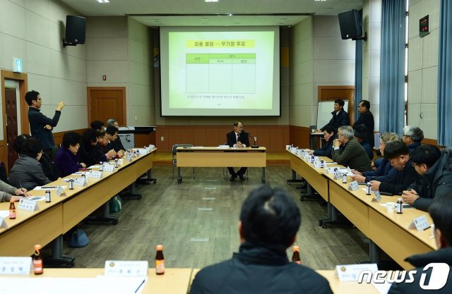 장성 성산마을 은행나무 공론화 군민참여단 회의 모습. © News1