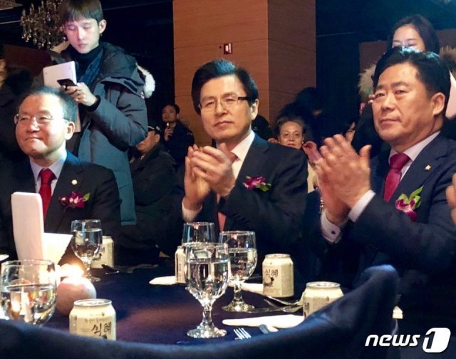 자유한국당 당권주자로 꼽히는 황교안 전 국무총리가 21일 대구 라온제나호텔에서 열린 여성정치아카데미 총동창회 행사에 참석해 박수 치고 있다. 2019.1.21/© 뉴스1