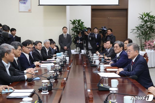 문재인 대통령이 14일 오후 청와대 여민관에서 수석보좌관 회의를 주재하고 있다. (청와대 제공) 2019.1.14/뉴스1