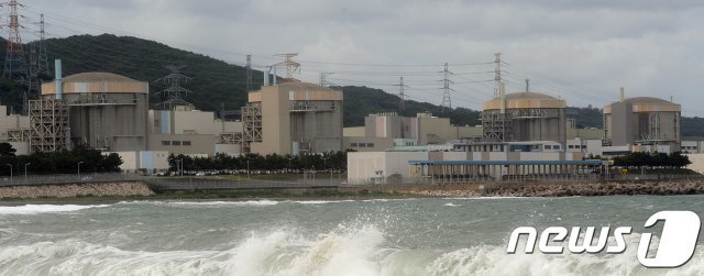 21일 오전 8시58분 발전이 중단된 한국수력원자력(주) 월성원자력본부 원전 3호기(가압중수로형, 70만kW급 왼쪽 두번째) 발존 중단 원인은 원자로냉각펌프 1대에서 발생한 화재가 원인으로 밝혀졌다…(뉴스1 자료)© News1