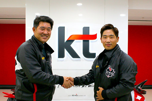 KT 박경수(오른쪽)가 21일 오후 수원 KT위즈파크에서 3년 총액 26억원의 FA 계약서에 서명한 뒤 이숭용 단장과 기념촬영 중이다. 사진제공｜KT 위즈