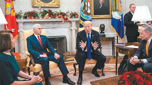 지난해 12월 미국 백악관에서 열린 국경장벽 예산 첫 협의에서 마이크 펜스 부통령(왼쪽에서 두 번째)이 손을 무릎에 얹고 부동자세를 취한 채 침묵을 지키고 있다. 워싱턴=AP 뉴시스