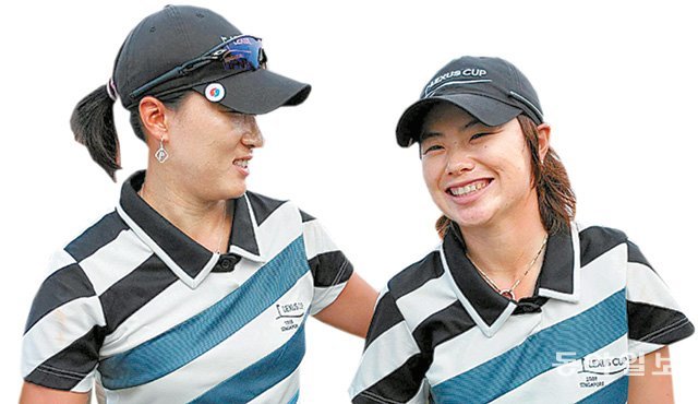 2008년 자신의 우상인 박세리(왼쪽)와 렉서스컵에 출전해 활짝 웃고 있는 당시 20대 초반의 지은희. 동아일보DB