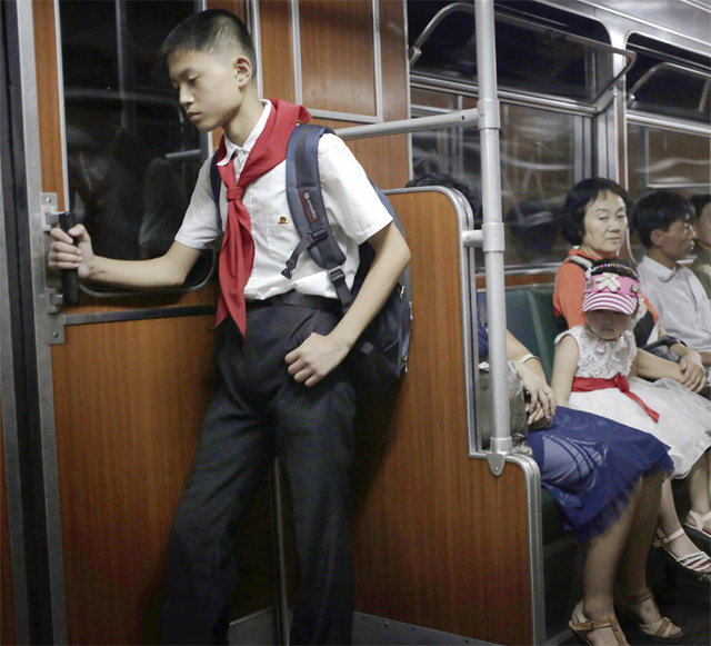 평양 지하철의 인테리어는 낯설지만 사람들 표정에서는 우리와 다름없는 일상의 노곤함이 배어 나온다. ‘교복 입은 북한 소년’(Wong Maye-E 촬영·2014년). 메이크로드 제공