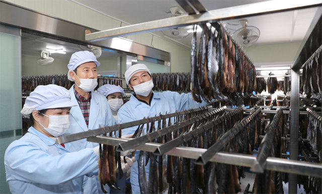 19일 경북 포항시 남구 구룡포읍 식품가공업체 한솔과메기를 찾은 이강덕 포항시장(왼쪽에서 두 번째)이 베트남 출신 근로자들에게 건조 작업에 대한 설명을 듣고 있다.