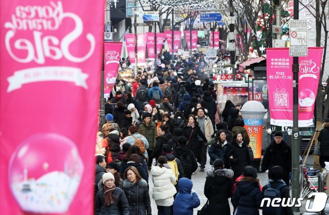‘2019 코리아그랜드세일(Korea Grand Sale)’ 개막 후 첫 주말을 맞은 20일 서울 명동거리가 내·외국인 관광객들로 북새통을 이루고 있다. 코리아그랜드세일은 역대 최대 규모인 총 909개 업체(교통 16·식음 504·숙박 218·쇼핑 59·체험 68·기타 24개)가 참여한 가운데 다음 달 28일까지 총 43일간 열린다. 2019.1.20/뉴스1 © News1