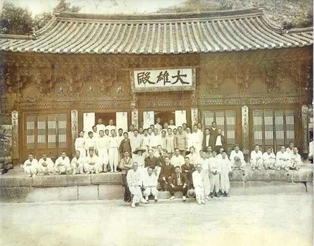 서울 은평구 진관사 입구 도로부터 사찰 근처까지 ‘백초월길’이 조성돼 있다. 백초월 스님은 일제강점기 이곳 진관사와 마포포교당을 오가며 불교계의 
항일 독립운동을 이끌었다. 진관사 제공