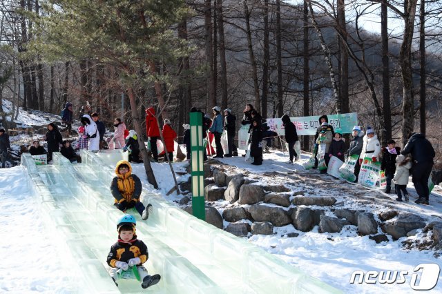 태백산눈축제 눈-얼음 미끄럼틀 © News1
