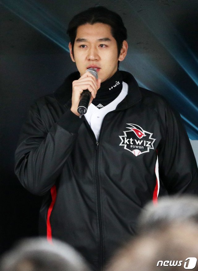 신인드래프트 2차 1순위로 지명된 kt위즈 이대은이 22일 오전 경기도 수원시 장안구 kt위즈 파크에서 열린 kt위즈 2019년 선수단 신년 결의식에서 올 시즌 각오를 밝히고 있다. 2019.1.22/뉴스1 © News1
