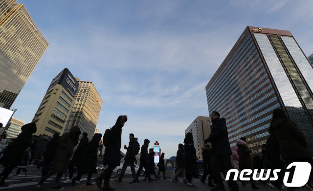 16일 서울 광화문 하늘이 파랗다. .2019.1.16/뉴스1 © News1