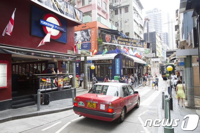 올드타운 센트럴 지역을 누비는 빨간 택시. 홍콩관광청 제공.
