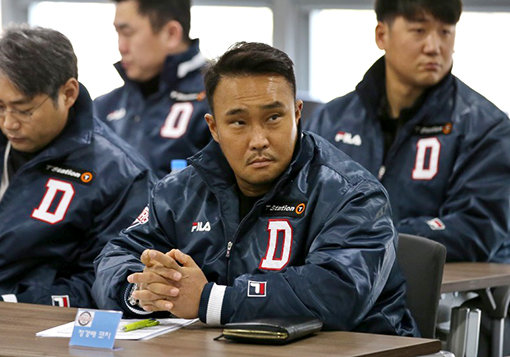 정경배 두산 타격코치(앞)는 SK 와이번스 시절인 2017∼2018시즌 팀 홈런 1위를 이끌며 지도력을 인정받았다. 공인구의 반발력이 하향조정되는 2019시즌에는 장타력 감소를 피할 수 없을 전망이지만, 정 코치는 “그 변화에 맞춰 타선 운영 색깔을 달리할 것”이라고 자신감을 보였다. 사진제공｜두산 베어스