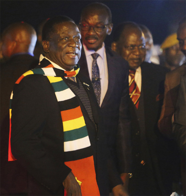 해외 순방 중이던 에머슨 음낭가과 짐바브웨 대통령(앞)이 21일 소요 사태 해결을 위해 급거 귀국했다. 하라레=AP 뉴시스