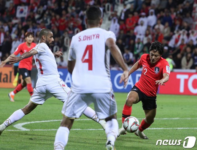 대한민국 축구대표팀 이승우가 22일 오후(현지시간) 아랍에미리트연합(UAE) 두바이 막툼 빈 라시드 경기장에서 열린 2019 아시아축구연맹(AFC) 아시안컵 16강 대한민국과 바레인과의 경기에서 돌파를 시도하고 있다.2019.1.23/뉴스1 © News1