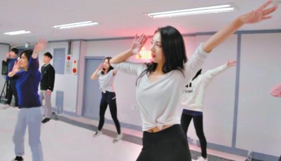 중국 배우이자 ‘여행 달인’으로 알려진 천린(앞)이 케이팝 댄스를 배우는 모습. 중국 최대 여행 공유 플랫폼인 마펑워가 지난해 12월 서울의 새로운 명소 10곳을 공개한 영상에서 캡처한 것이다. 서울시 제공