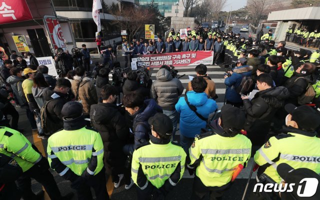 전국공무원노동조합 법원본부 조합원들이 23일 오전 서울 서초동 서울중앙지법 앞에서 양승태 전 대법원장 구속 촉구 및 전국민 서명서 제출 기자회견;에서 발언을 하고 있다. 2019.1.23/뉴스1 © News1