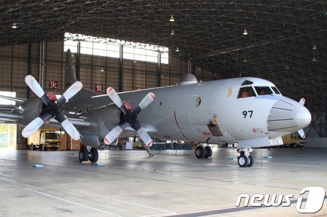일본 해상자위대 제5항공군이 운용하는 해상초계기 P-3C가 지난달 30일 격납고에서 임무수행을 위해 대기 중이다.  2018.12.3/뉴스1 © News1