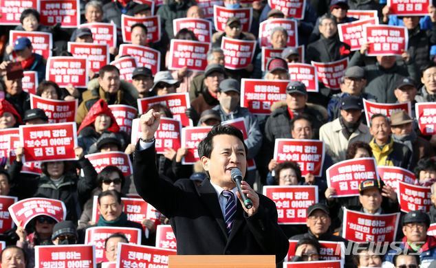 사진=자유한국당 김진태 의원이 23일 오후 국회 본청 앞 계단에서 지지자들과 함께 당 대표 출마선언을 하고 있다(뉴시스)