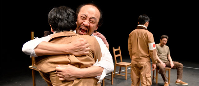 연극 ‘가미카제 아리랑’에서 일본으로 간 뒤 연락이 끊긴 동생이 가미카제 자살 공격대가 됐다는 소식을 듣고 김상열이 오열하는 장면. 한국문화예술위원회 제공