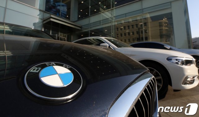 국토교통부는 지난해 발표한 BMW 차량 화재에 대한 민관합동조사단 조사 결과에 따라 BMW 배기가스 재순환 장치(EGR) 냉각수 누수로 오염된 흡기다기관과 EGR 재고품이 장착된 차량에 대해 추가 리콜한다고 23일 밝혔다. 사진은 이날 서울 서초구의 BMW 매장. 2019.1.23/뉴스1 © News1