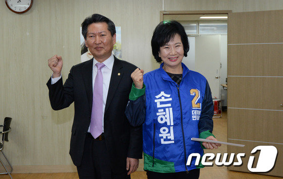 정청래 더불어민주당 전 의원(왼쪽)과 손혜원 의원. 뉴스1