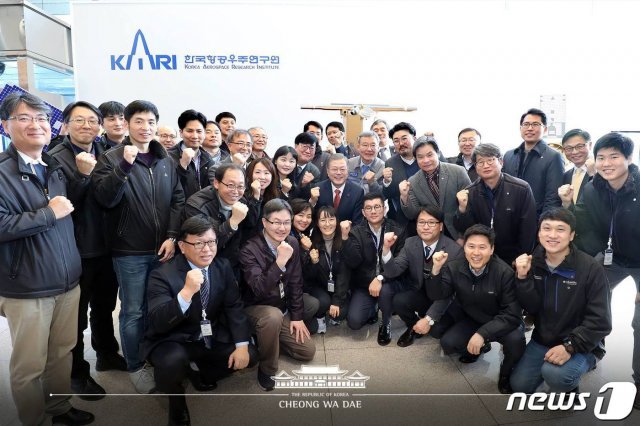 문재인 대통령이 24일 대전 유성구 한국항공우주연구원을 방문해 연구원들과 파이팅을 외치고 있다. (청와대 페이스북)
