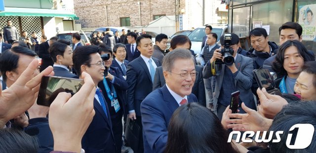 문재인 대통령이 24일 대전을 방문해 시민들과 인사를 나누고 있다. © 뉴스1