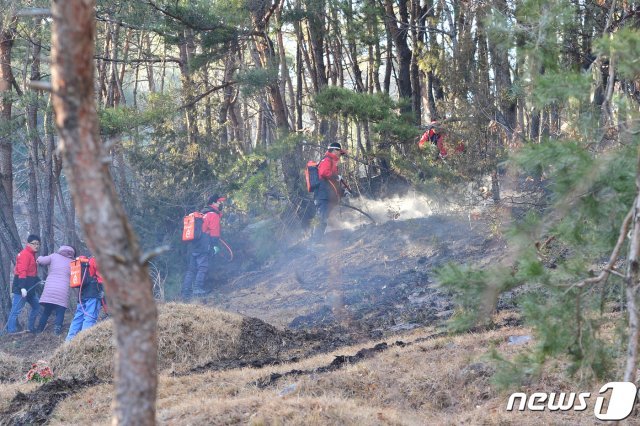 24일 오후 2시28분쯤 경북 포항시 북구 흥해읍 양백리 산에서 원인을 알 수 없는 불이 났다.신고를 받고 출동한 포항시산불전문진화대화, 산불진화헬기가 출동해 진화작업을 하고 있다.이날 불로 임야 0.1ha가 소실됐다.2019.1.24/뉴스1 © News1