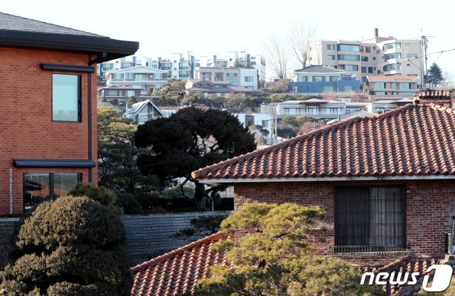24일 오후 서울 용산구 한남동 일대 단독주택단지 모습 (사진 속 주택은 기사 내용과 직접 관련 없음) 2019.1.24/뉴스1