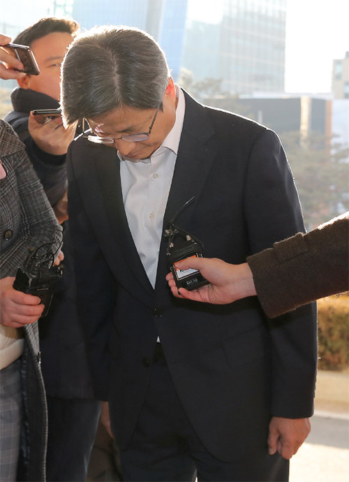 “참담하고 부끄럽다” 두번 허리 굽힌 김명수 대법원장