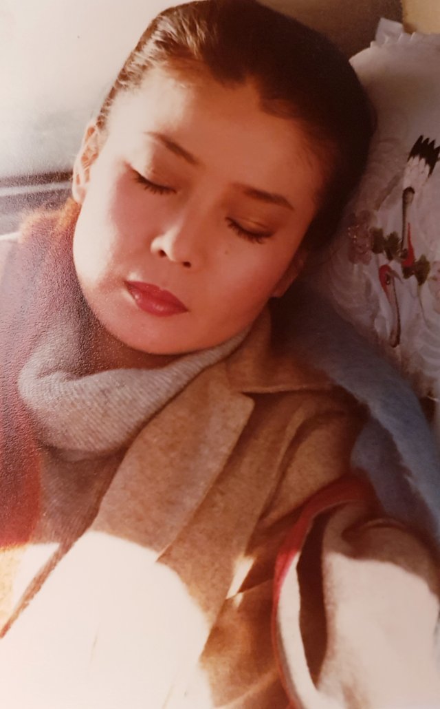 윤정희가 광고 촬영 도중 차에서 쉬면서 자고 있는 모습을 백건우가 몰래 찍은 사진. 사진제공 백건우