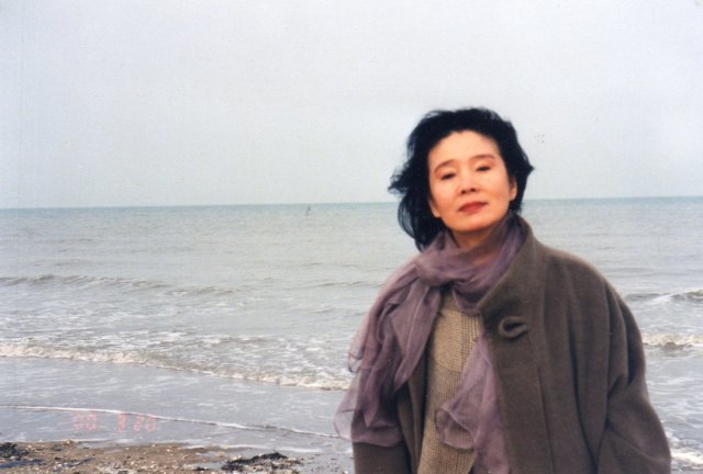 백건우가 프랑스 북부 해변도시 도빌에서 부인 윤정희를 찍어준 사진. 백건우는 영화 ‘남과 여’의 느낌이라고 소개했다 사진제공 백건우