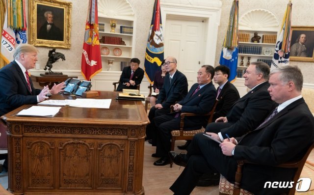 김혁철 전 주 스페인 대사(왼쪽에서 두 번째)가 지난 18일(현지시간)  미국 백악관에서 열린 김영철 북한 노동당 부위원장(오른쪽에서 네 번째)와 도널드 트럼프 미국  대통령과의 면담에 참석했다.(출처=트위터) © 뉴스1
