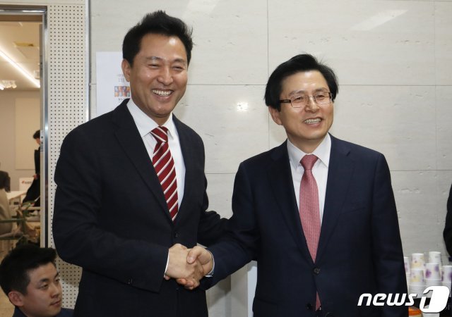 황교안 전 국무총리(오른쪽)와 오세훈 전 서울시장이 21일 오후 자유한국당 부산시당에서 만나 악수를 나누고 있다. 2019.1.21/뉴스1 © News1