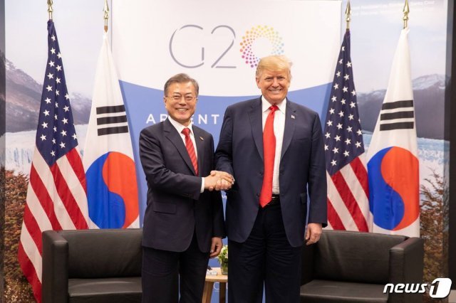 문재인 대통령과 트럼프 대통령이 양자회담에 앞서 악수하고 있다.(백악관 트위터) 2018.12.1