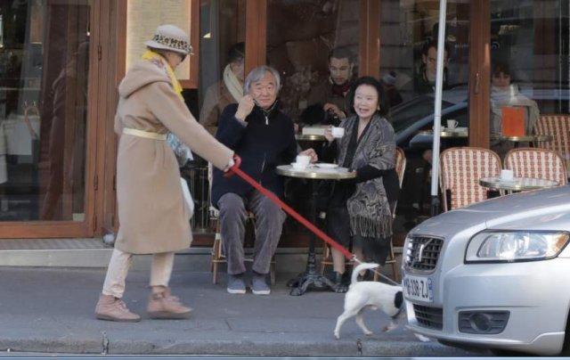 백건우 윤정희 부부가 프랑스 파리 소르본대 근처 카페 테라스에 앉아 커피를 마시고 있는 모습. 지나가는 강아지를 보며 반가워하고 있다. 파리=동정민 특파원