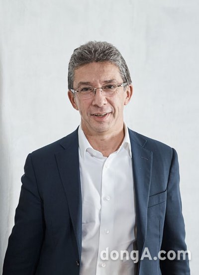안드레 칼란조풀로스 필립모리스인터내셔널 CEO