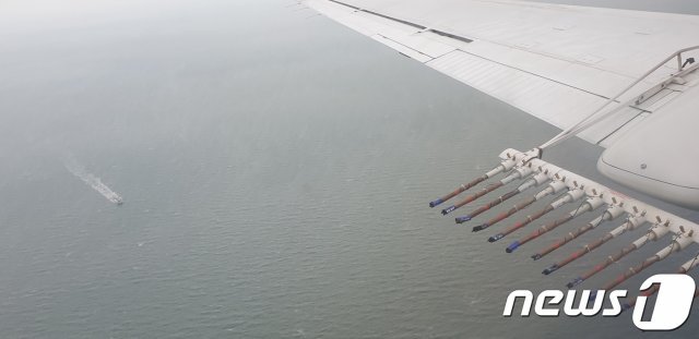 25일 기상청과 환경부가 전북 군산 인근 해상에서 합동 인공강우 실험을 했다. 사진은 기상항공기 ‘킹에어 350’이 비행하는 모습. (기상청 제공) © 뉴스1