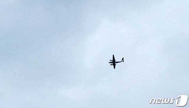 25일 오후 전북 군산 서쪽 해상에서 미세먼지 저감을 위한 첫 인공강우 실험을 위해 기상항공기가 비행하고 있다. (기상청 제공)