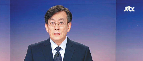 손석희 JTBC 사장이 24일 ‘뉴스룸’ 오프닝에서 프리랜서 기자 김모 씨 폭행 논란에 대한 입장을 밝히고 있다. 손 사장은 "사실과 주장은 엄연히 다르다는 말씀을 드리겠다"고 말했다.
