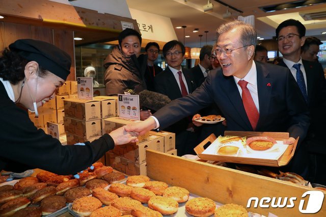 문재인 대통령이 24일 오후 전국경제투어로 대전을 방문, 대전의 대표 빵집인 성심당에서 직원을 격려하고 있다. (청와대 제공) 2019.1.24/뉴스1