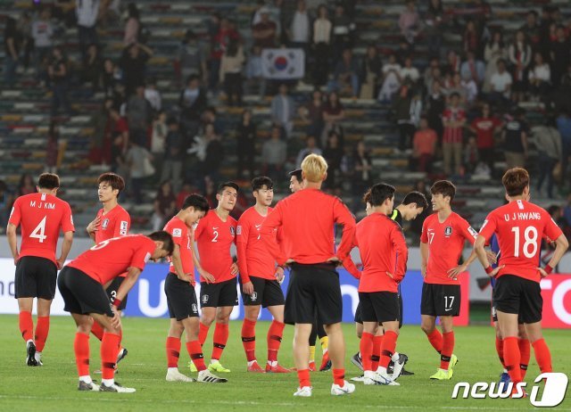 대한민국 축구대표팀 선수들이 25일 오후(현지시간) 아랍에미리트연합(UAE) 아부다비 자예드 스포츠 시티 스타디움에서 열린 2019 아시아축구연맹(AFC) 아시안컵 8강 대한민국과 카타르의 경기에서 1대 0으로 패한 후 아쉬워하고 있다. 2019.1.25/뉴스1 © News1