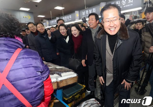 홍준표 자유한국당 전 대표가 26일 오후 부산 자갈치 시장에서 상인들과 인사를 나누고 있다. 2019.1.26/뉴스1 © News1